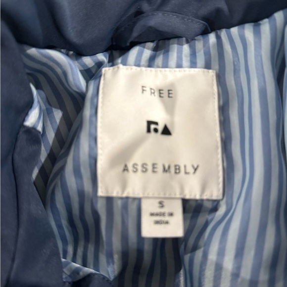 Free Assembly Men's Bomber Jacket with Hidden Hood Size Small. - Picture 5 of 7